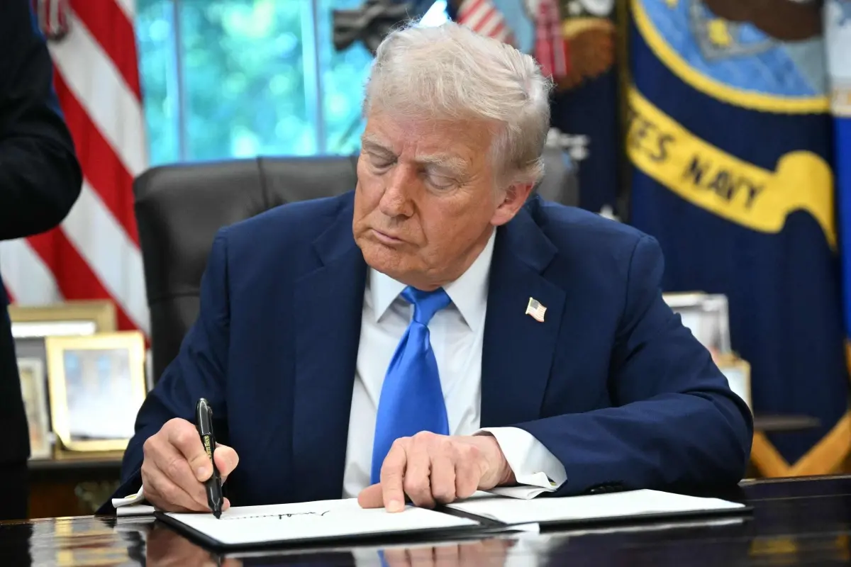 US President Donald Trump signs an executive order in the Oval Office at the White House in Washington, DC. | Photo: AFP
