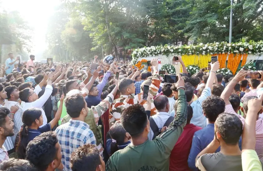 People gather to pay their last respects | X