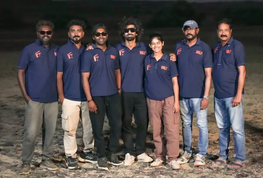 ഹാഫ് എന്ന ചിത്രത്തിലെ താരങ്ങളും അണിയറപ്രവർത്തകരും | ഫോട്ടോ: അറേഞ്ച്ഡ്
