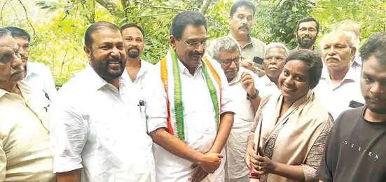 ആന്റോ ആന്റണി എംപിയുടെ നേതൃത്വത്തിൽ ഇരവിപേരൂർ കോൺഗ്രസ് മണ്ഡലം കമ്മിറ്റി, കെ.എം. ഗീതയെ ആദരിച്ചപ്പോൾ