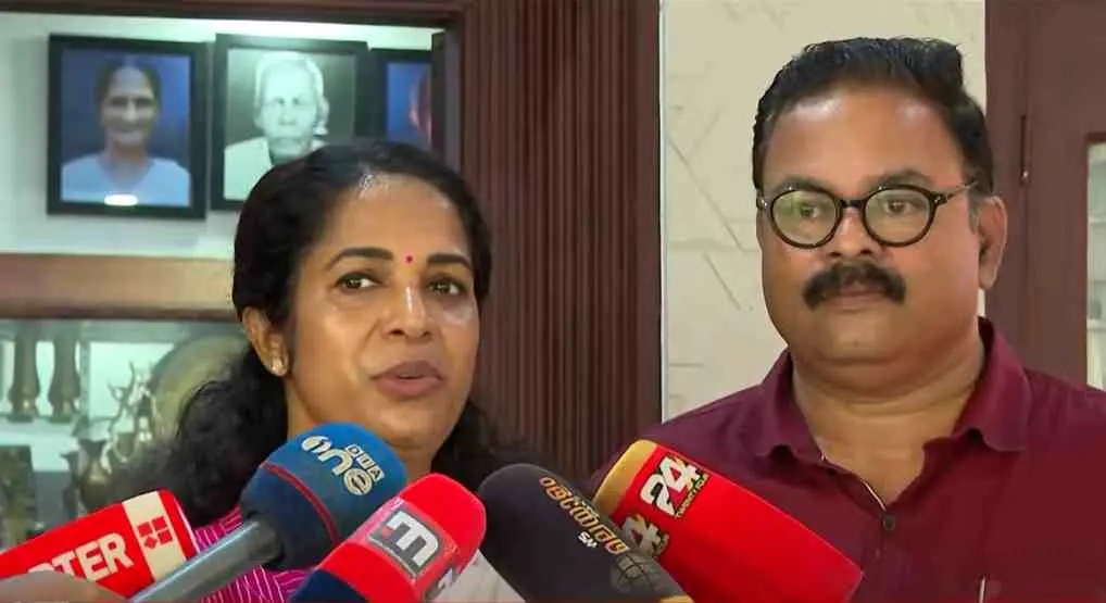 കെ.ജെ.ഷൈന് ഭര്ത്താവിനൊപ്പം മാധ്യമങ്ങളെ കാണുന്നു