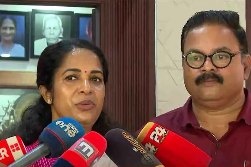 'ഒരു ബോംബ് വരുന്നുണ്ടെന്ന് കോൺഗ്രസ് നേതാവ് വന്നു പറഞ്ഞു, ലൈംഗിക വൈകൃതമുള്ള MLAയെ രക്ഷിക്കാൻ ശ്രമം'