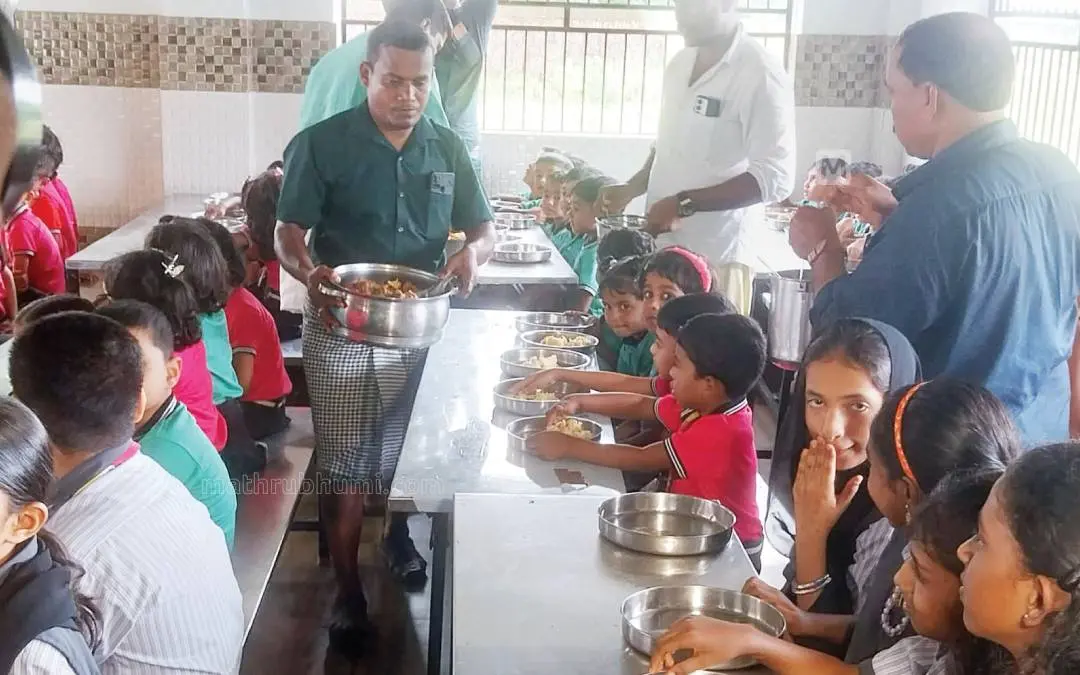 കാഞ്ഞിരപ്പൊയിൽ ഗവ. ഹൈസ്കൂളിലെ കുട്ടികൾക്ക് വ്യാഴാഴ്ച ചിക്കൻ മന്തി നൽകുന്നു.