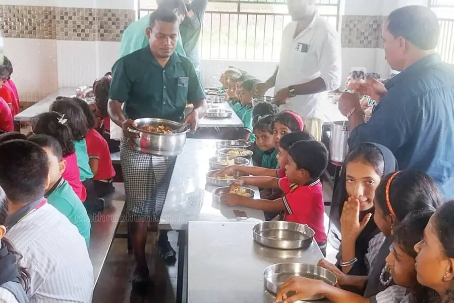450-ഓളം സ്‌കൂള്‍ വിദ്യാര്‍ഥികളടക്കം 600 പേര്‍ക്ക് ചിക്കന്‍ മന്തി വിളമ്പി ഒരു നാട്