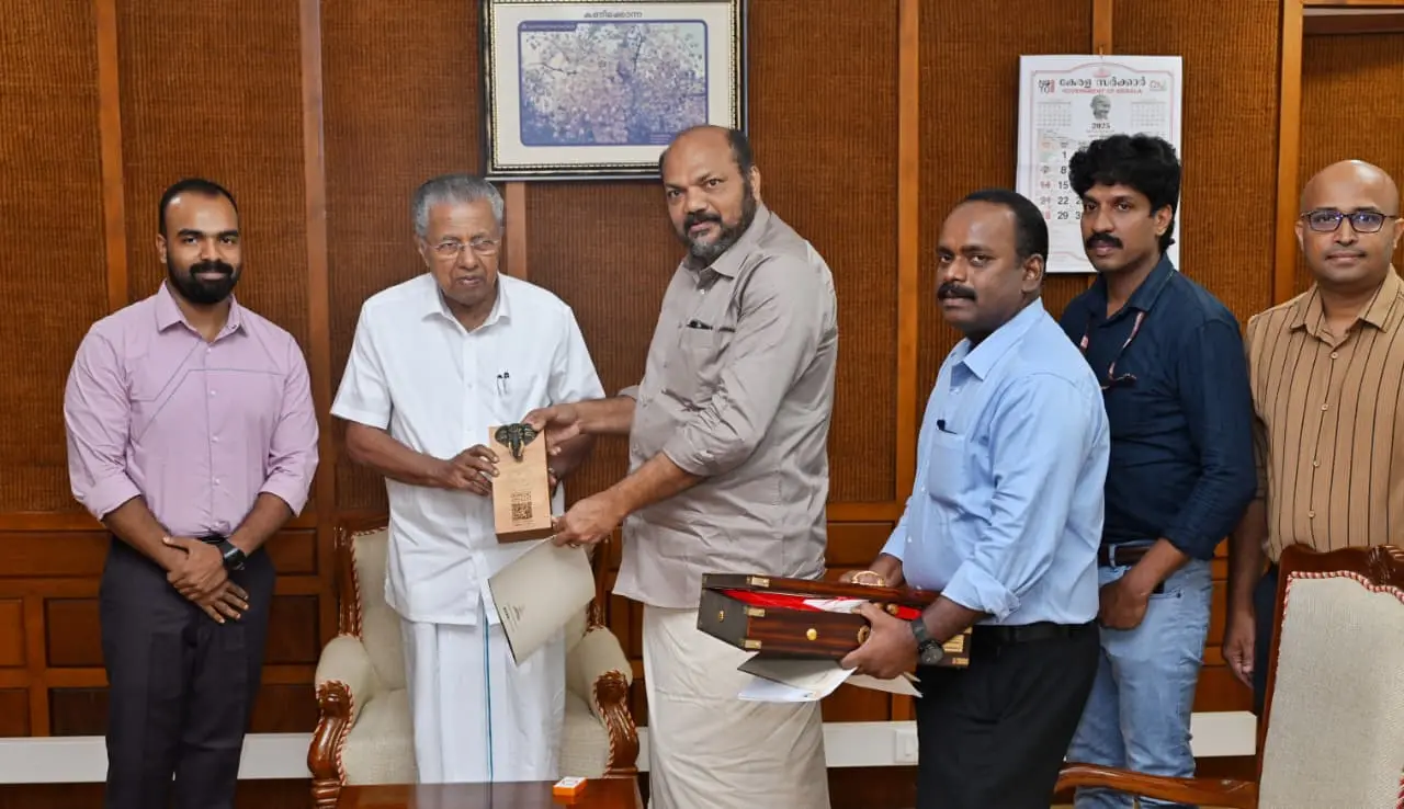 കേരള ബ്രാൻഡ്' പദ്ധതിയുടെ ഉപഹാരം മുഖ്യമന്ത്രി പിണറായി വിജയന് വ്യവസായ വകുപ്പ് മന്ത്രി പി രാജീവ് സമ്മാനിക്കുന്നു. വ്യവസായ വാണിജ്യ വകുപ്പ് ഡയറക്ടർ പി. വിഷ്ണുരാജ് ഐഎഎസ്, അഡിഷണൽ ഡയറക്ടർ രാജീവ് ജി, ജോയിന്റ് ഡയറക്ടർ പ്രേംരാജ് പി, കമ്മ്യൂണിക്കേഷൻ എക്സ്പെർട്ട് കിരൺ നാഥ് എന്നിവർ സമീപം.