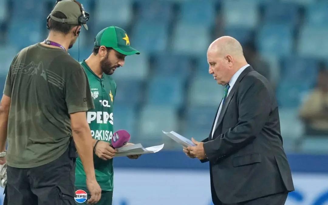 യുഎഇയ്ക്കെതിരായ മത്സരത്തിൽ പാകിസ്താൻ ടീം ലിസ്റ്റ് മാച്ച് റഫറി ആൻഡി പൈക്രോഫ്റ്റിന്കൈമാറുന്ന ക്യാപ്റ്റൻ സൽമാൻ ആഗ | AP