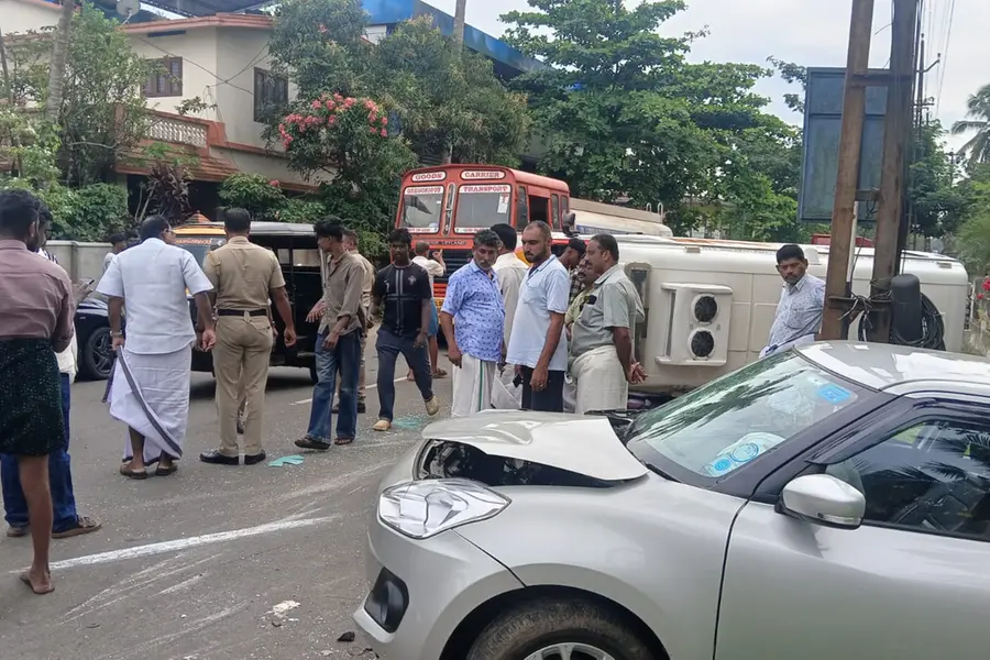 ഏറ്റുമാനൂരില് ആംബുലന്സ് കാറില് ഇടിച്ച് മറിഞ്ഞ് അപകടം; നഴ്സിന് ദാരുണാന്ത്യം