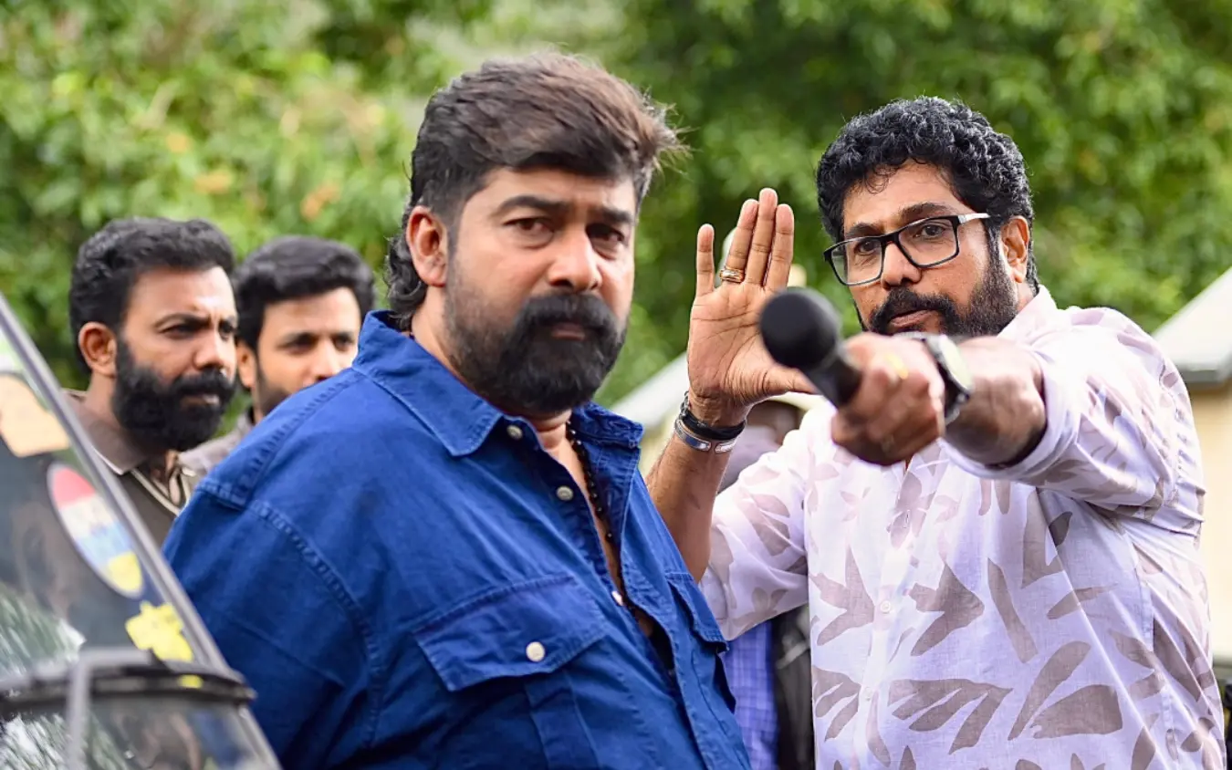 ജോജു ജോർജും ഷാജി കൈലാസും 'വരവ്' ചിത്രീകരണത്തിനിടെ