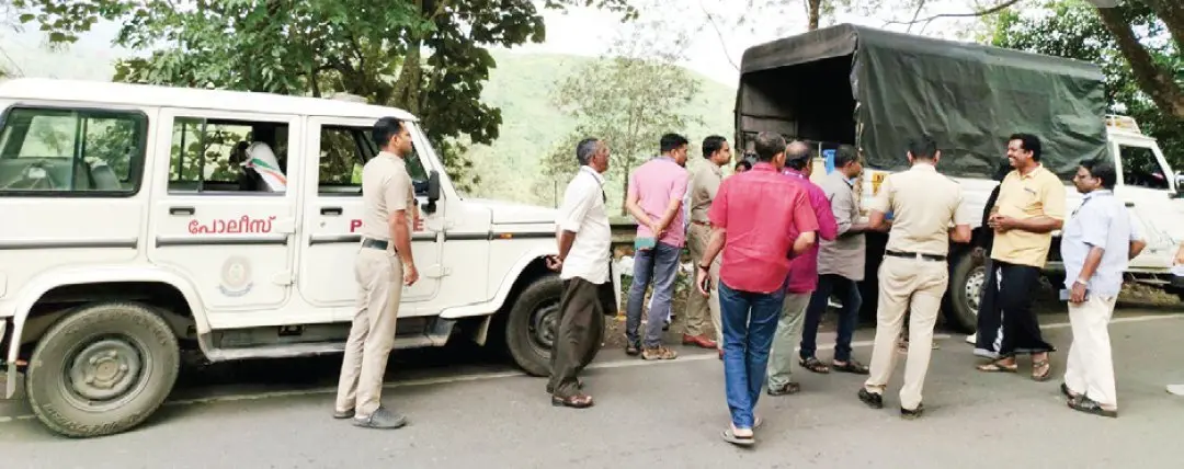 സിനിമാ ഷൂട്ടിങ് സൈറ്റിലെ ഭക്ഷണാവശിഷ്ടം റോഡരികില് തള്ളാന് കൊണ്ടുവന്ന വാഹനം പഞ്ചായത്ത് അധികൃതര് തടഞ്ഞിട്ട് പോലീസിന് കൈമാറുന്നു.