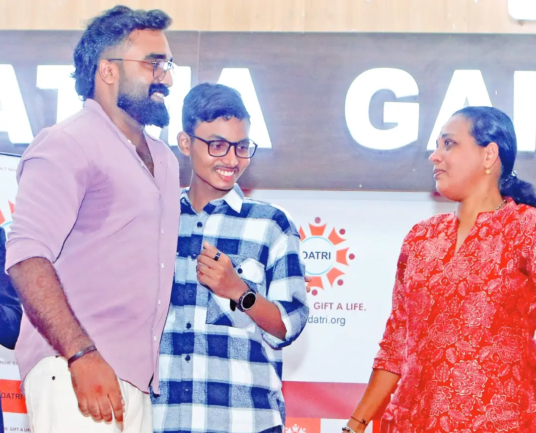 മജ്ജ മാറ്റിവെക്കലിലൂടെ രക്താർബുദത്തിൽനിന്ന് മുക്തനായ ആദിനാരായണൻ മജ്ജ ദാനംചെയ്ത വിഷ്ണു വേണുഗോപാലിനെ (ഇടത്) ആദ്യമായി കണ്ടുമുട്ടിയപ്പോൾ ആദിനാരായണന്റെ അമ്മ ദിവ്യ സമീപം. തിരുവനന്തപുരം എം.ജി. കോളേജിൽ ധാത്രി ബ്ലഡ് സ്റ്റെം സെൽ ഡോണർ രജിസ്ട്രി സംഘടിപ്പിച്ച ചടങ്ങിലായിരുന്നു കൂടിക്കാഴ്ച