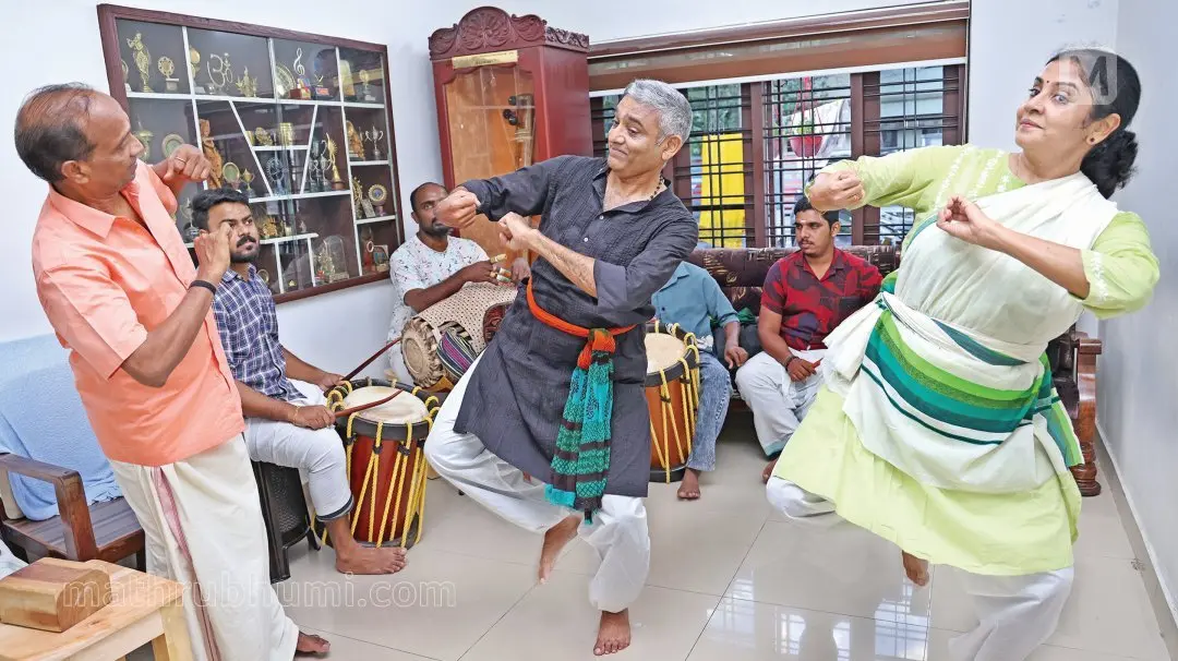 ക്യാപ്റ്റന് പി. രാജ്കുമാറും സഹോദരി ഗായത്രി ഗോവിന്ദും തൃപ്പൂണിത്തുറയില് ഗുരു ഏവൂര് രാജേന്ദ്രപിള്ളയുടെ ശിക്ഷണത്തില് കഥകളി അഭ്യസിക്കുന്നു | ഫോട്ടോ: ടി.കെ. പ്രദീപ് കുമാര്