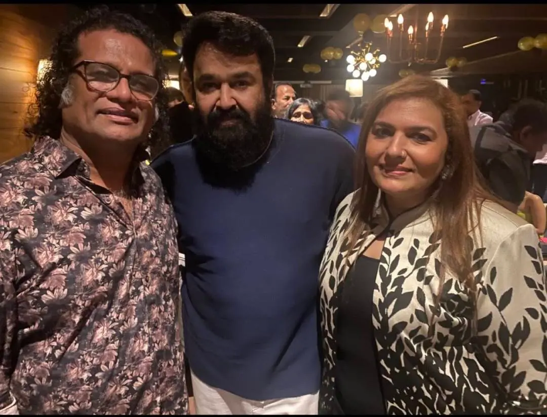 മോഹന്ലാലിനും സുചിത്രയ്ക്കുമൊപ്പം ഹരീഷ് പേരടി | Photo: facebook/ hareesh peradi