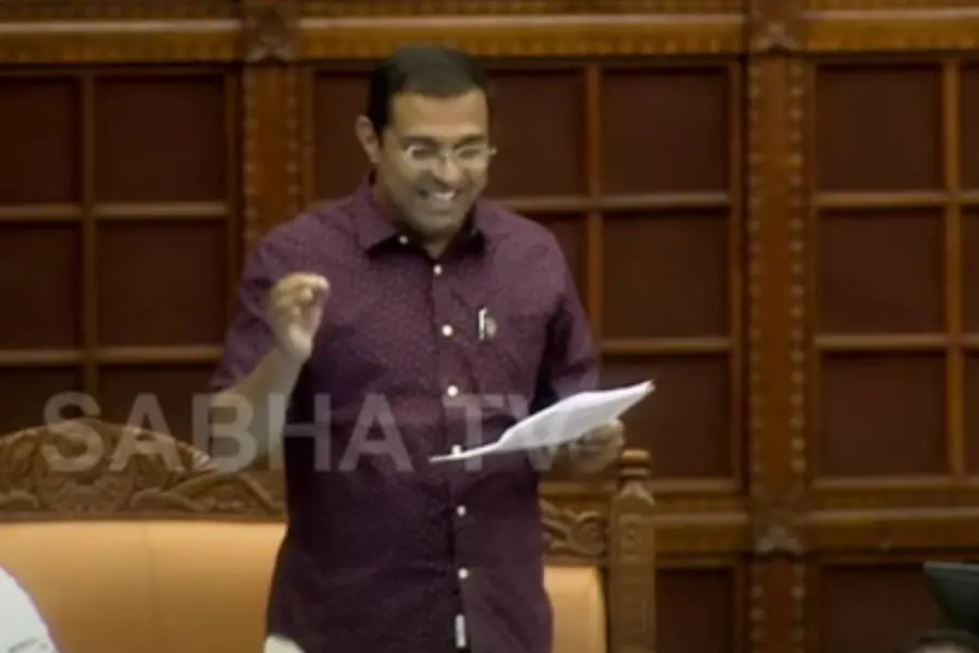 അമ്പാനെ ശ്രദ്ധിക്കണ്ടെ..'കെടാത്ത തീയും ചാകാത്ത പുഴുവും'; സഭയിൽ വിഎസിന്റെ പ്രസംഗം ഓര്‍മിപ്പിച്ച് റോജി