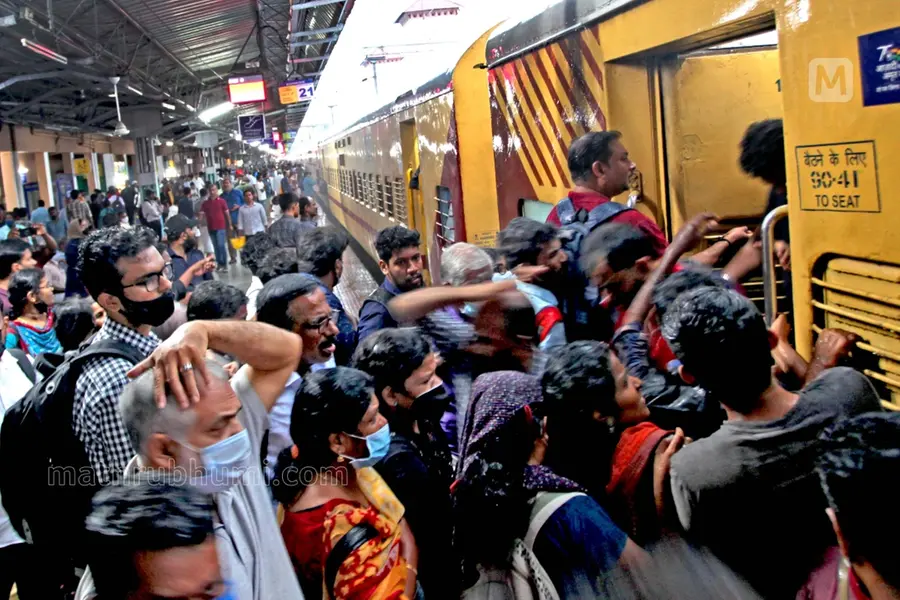 തീവണ്ടിയിലെ തിരക്ക്: റെയിൽമദദിൽ പരാതിപ്രവാഹം; പരിഹാരത്തിന് പാലക്കാട് ഡിവിഷനിൽ പ്രത്യേക പരിശോധന