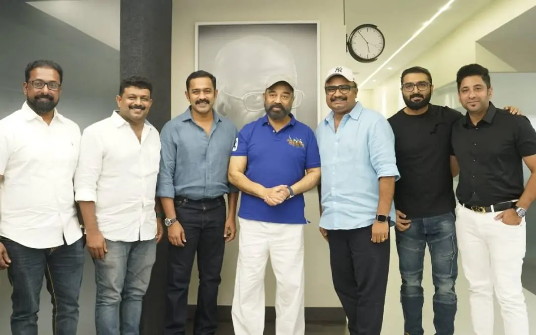 ചിത്രത്തിൻ്റെ അണിയറപ്രവർത്തകർ കമൽഹാസനൊപ്പം
