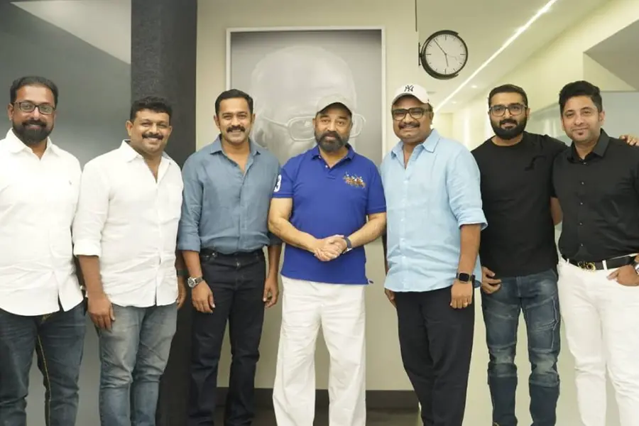 ആസിഫ് അലിയെ ചേർത്തുപിടിച്ച് കമൽഹാസൻ, 'തലവൻ' ടീമിന് ഉലകനായകൻ്റെ അഭിനന്ദനം