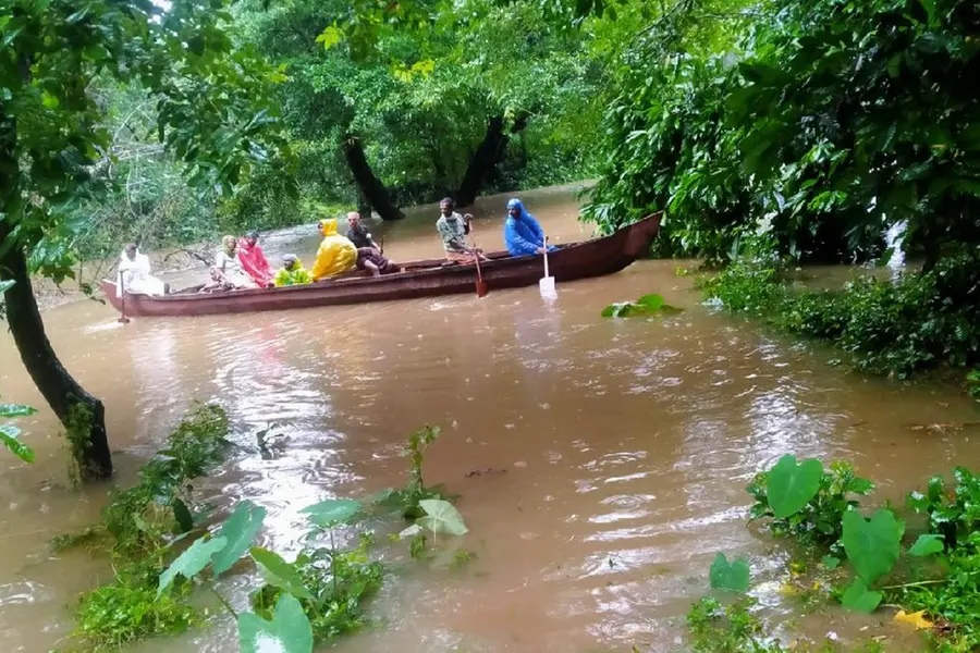 കനത്ത മഴ: മണികണ്ഠൻചാൽ ‌ചപ്പാത്ത് വെള്ളത്തിൽ; അക്കരെ കടക്കാനാവാതെ വലഞ്ഞ് ...