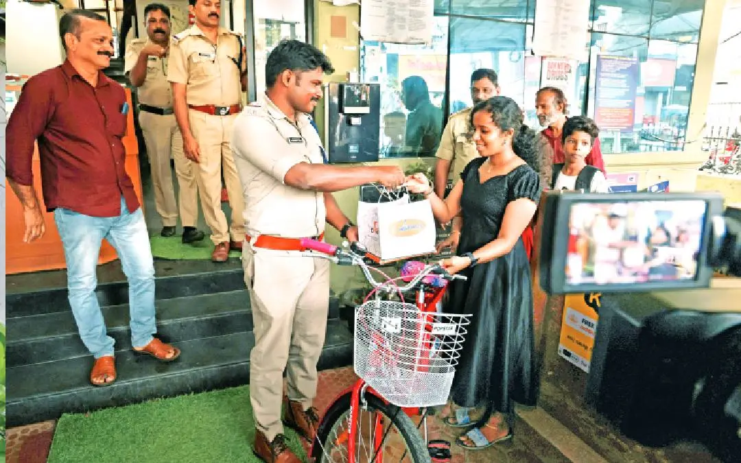 വീണ്ടെടുത്ത സൈക്കിളിനൊപ്പം മധുരവും നൽകി അവന്തികയെ പാലാരിവട്ടം പോലീസ് സ്റ്റേഷനിലെ സബ് ഇൻസ്പെക്ടർ ആൽബി എസ്.പുത്തുക്കാട്ടിൽ യാത്രയാക്കിയപ്പോൾ