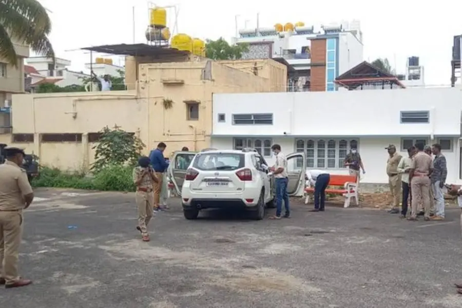 ഒരാളുടെ മൃതദേഹം നിലത്ത്, മറ്റൊരു മൃതദേഹം കാറിൽ; റിയൽ എസ്റ്റേറ്റ് ബിസിനസുകാർ വെടിയേറ്റ് മരിച്ചനിലയിൽ