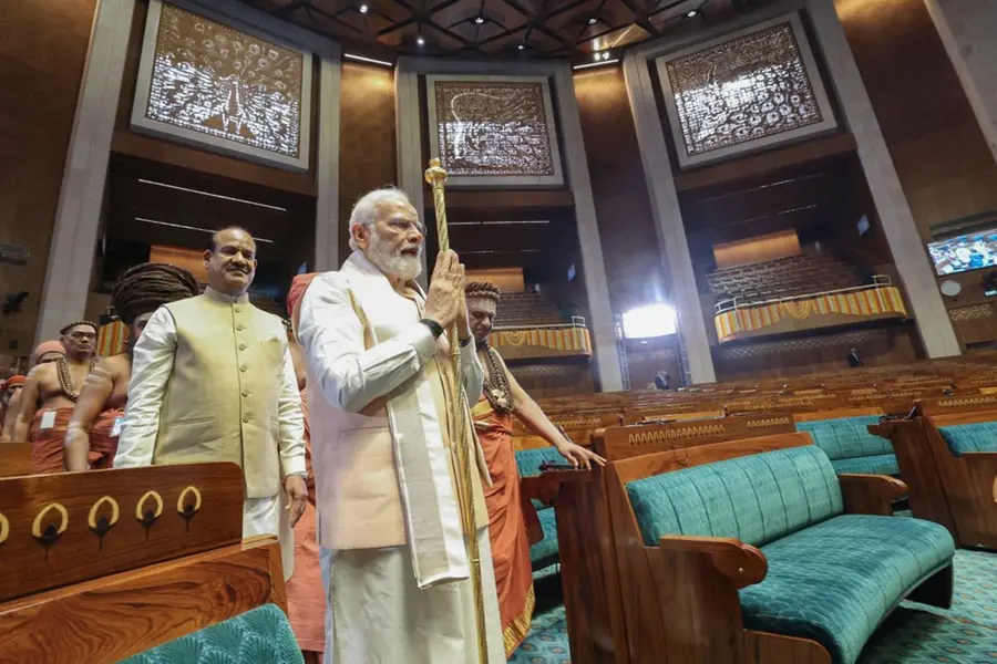 ജനാധിപത്യത്തില് ചെങ്കോല് എന്തിന്?, നീക്കി ഭരണഘടനയുടെ പകര്പ്പ് സ്ഥാപിക്കണം-SP, തിരിച്ചടിച്ച് BJP