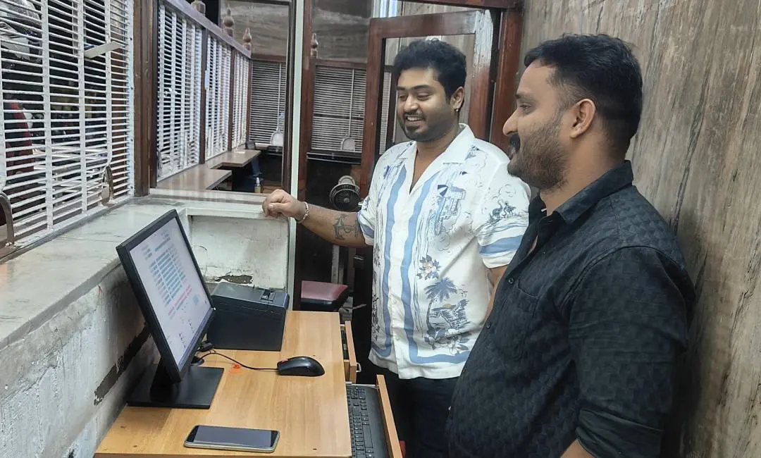 ടിക്കറ്റ് വിൽക്കുന്ന ​ഗോകുൽ സുരേഷ്