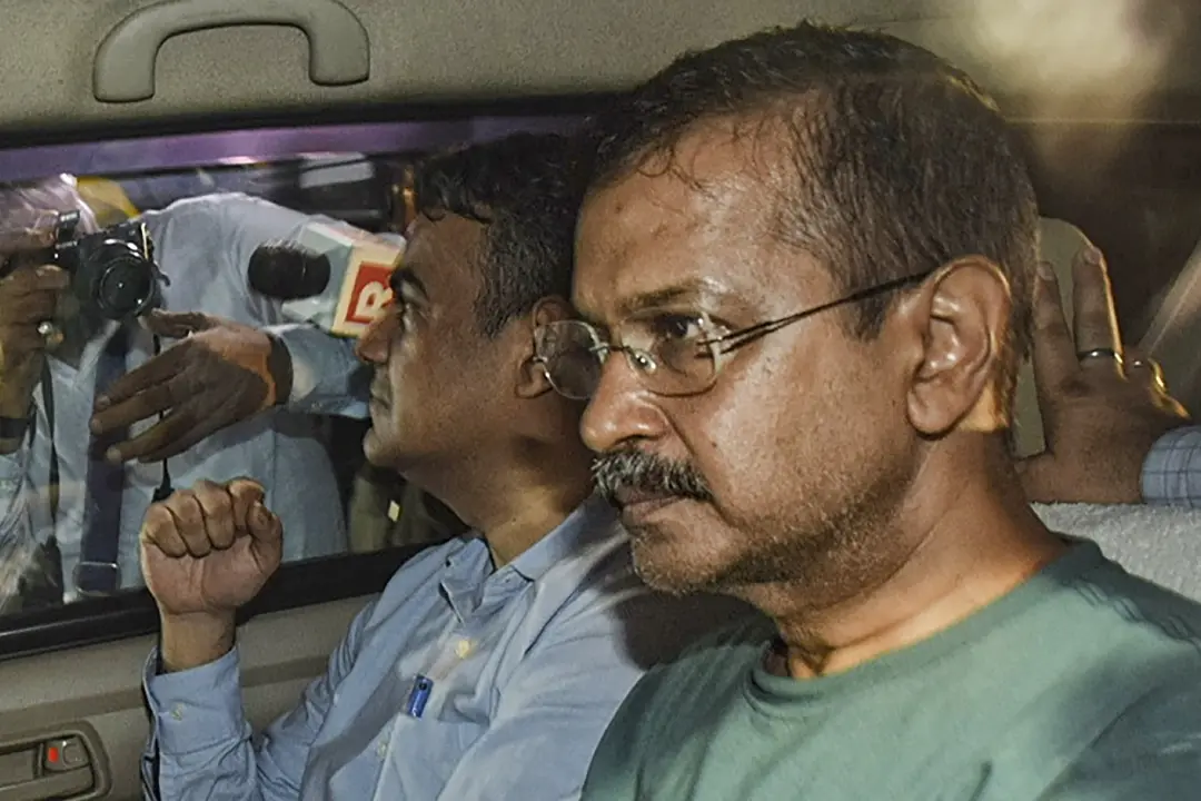 അരവിന്ദ് കെജ്‍രിവാൾ സി.ബി.ഐ. ഉദ്യോഗസ്ഥർക്കൊപ്പം കോടതിയിൽ നിന്ന് മടങ്ങുന്നു | Photo: Press Trust of India