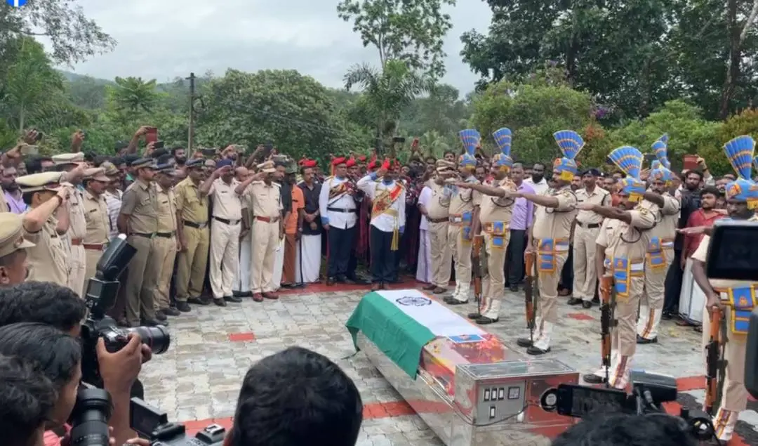 ഛത്തീസ്ഗഡിൽ മൈൻ അപകടത്തിൽ വീരമൃത്യു വരിച്ച സി. ആർ. പി.എഫ്. ജവാൻ ആർ. വിഷ്ണുവിന്റെ മൃതദേഹത്തിൽ അന്ത്യോപചാരം അർപിക്കുന്നു
