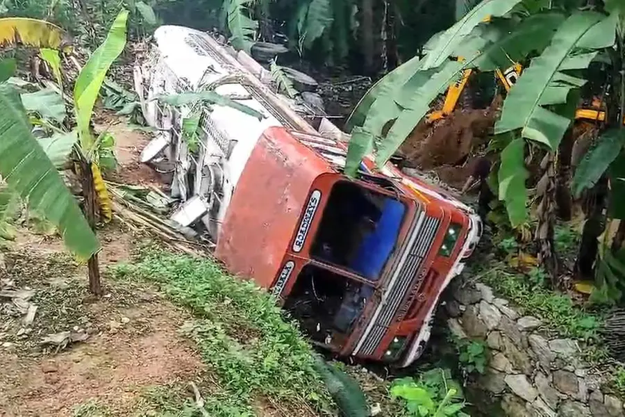 തിരുവനന്തപുരത്ത് പെട്രോൾ ടാങ്കർ മറിഞ്ഞ് അപകടം; വാമനപുരം ആറ്റില് ഇന്ധനം കലർന്നു | VIDEO