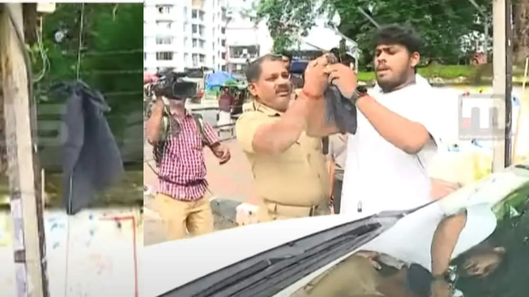 മന്ത്രിയുടെ വാഹനത്തിൽ കെ.എസ്.യു. പ്രവർത്തകർ കരിങ്കൊടി കെട്ടിയപ്പോൾ | Photo; Screengrab/ Mathrubhumi News