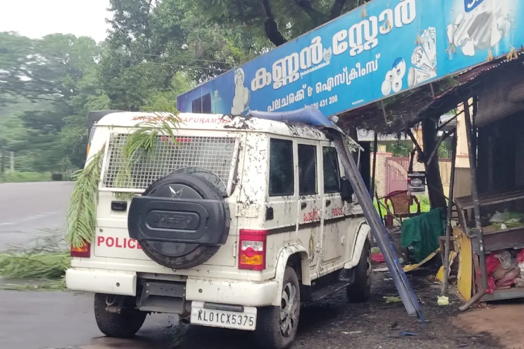 അപകടത്തിൽ പെട്ട പോലീസ് ജീപ്പ്