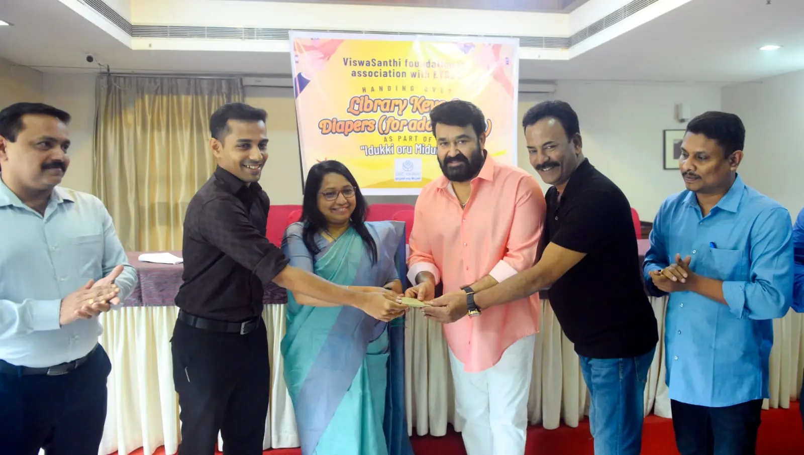 അഞ്ചുരുളിയിൽ നിർമിച്ച ലൈബ്രറിയുടെ താക്കോൽദാനം ഫൗണ്ടേഷൻ സ്ഥാപകനും ചെയർമാനുമായ നടൻ മോഹൻലാൽ നിർവഹിക്കുന്നു  | ഫോട്ടോ: അറേഞ്ച്ഡ്