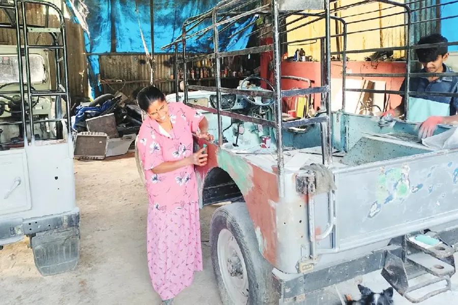 പെയിന്റിങ്ങ് മുതല് എന്ജിന്പണി വരെ കൈയിൽ ഭദ്രം; ജീപ്പ് സര്വീസിലെ റാണിയാണ് ഈ വിജയറാണി