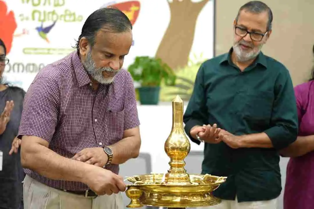 ഡോ. വി പി ഗംഗധരൻ മിയാ വാക്കി വനത്തിന്റെ ഔദ്യോഗിക ഉദ്ഘാടനം നിർവഹിക്കുന്നു. ചടങ്ങിൽ മുഖ്യാതിഥിയായിരുന്ന കൊച്ചൗസേപ്പ് ചിറ്റിലപ്പിള്ളി സമീപം
