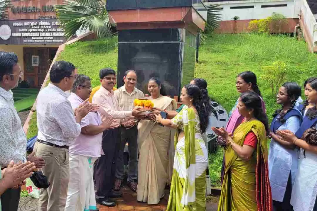 വൈക്കത്ത് സത്യാഗ്രഹ സ്മൃതി മണ്ഡപത്തിൽ രാവിലെ ഒമ്പതിന് ചേർന്ന ചടങ്ങിൽ സി.കെ. ആശ എം.എൽ.എ.യിൽ നിന്ന് വൈക്കത്തെ മണ്ണ് സ്കൂൾ പ്രിൻസിപ്പാൾ രാമകൃഷ്ണൻ ഏറ്റുവാങ്ങുന്നു.