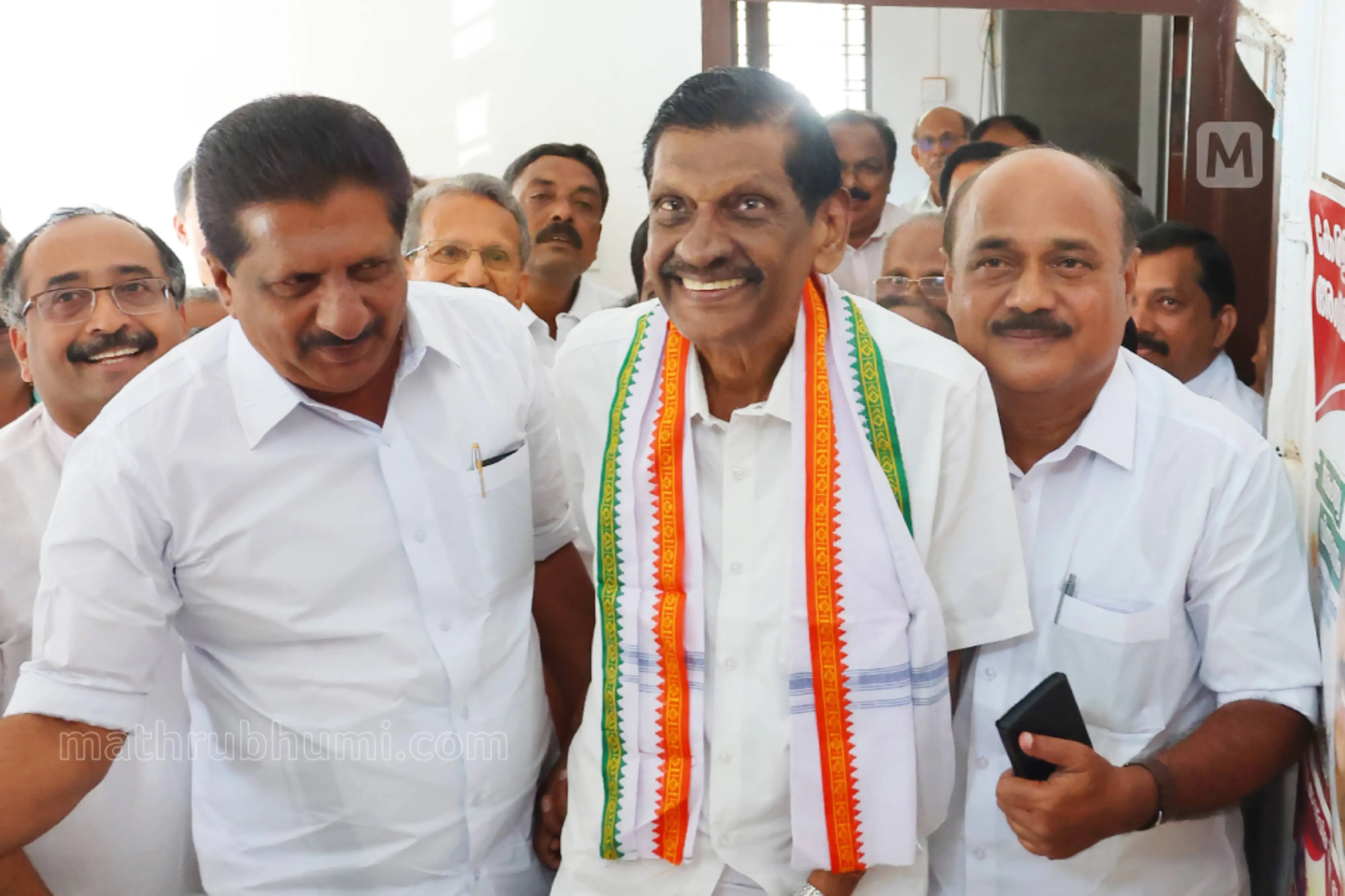 കേരള കോൺഗ്രസ് ജോസഫ് ഗ്രൂപ്പ് നേതാവ് പി.ജെ. ജോസഫ് കോട്ടയം യു.ഡി.എഫ്. സ്ഥാനാർഥി ഫ്രാൻസിസ് ജോർജിനും മോൻസ് ജോസഫിനും ഒപ്പം | ഫോട്ടോ: ജി. ശിവപ്രസാദ് / മാതൃഭൂമി