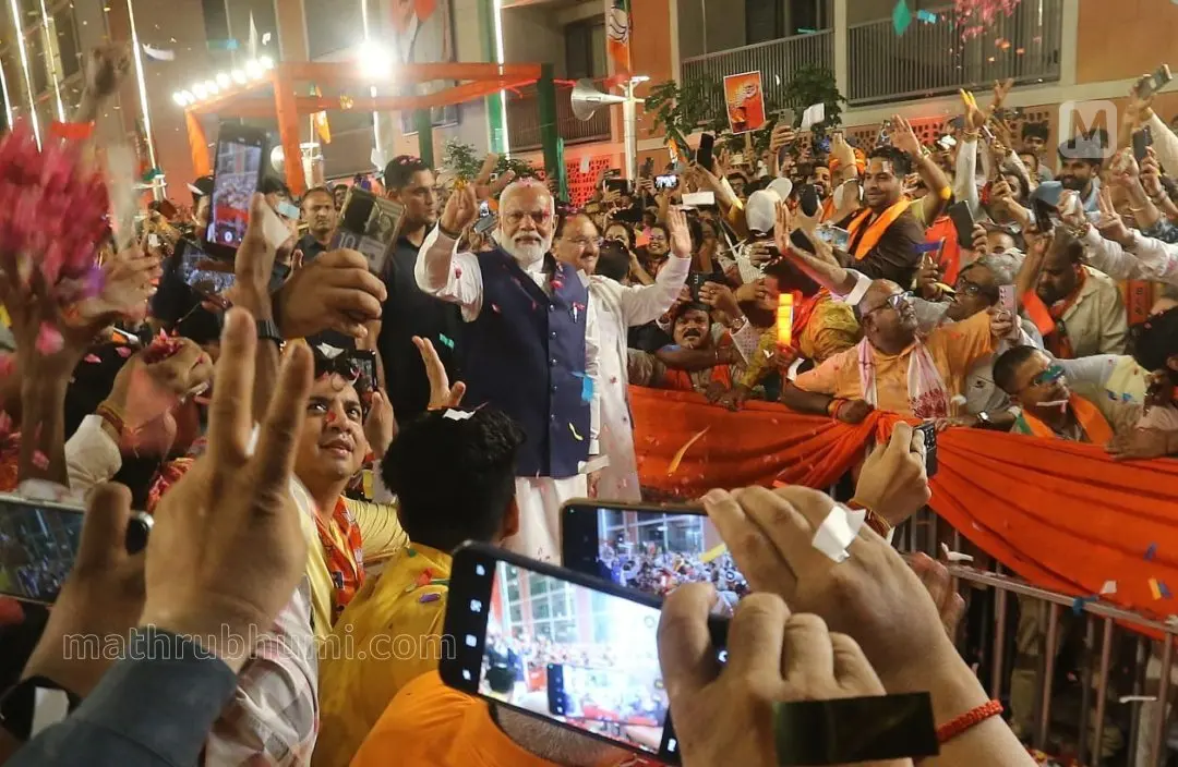 ബിജെപി ആസ്ഥാനത്തെത്തിയ പ്രധാനമന്ത്രി നരേന്ദ്രമോദിയെ പ്രവര്‍ത്തകര്‍ പുഷ്പവൃഷ്ടി നടത്തി സ്വീകരിച്ചപ്പോള്‍. ബിജെപി  ദേശീയ അധ്യക്ഷന്‍ ജെ.പി. നഡ്ഡ സമീപം. | ഫോട്ടോ: പി.ജി. ഉണ്ണികൃഷ്ണന്‍, മാതൃഭൂമി.