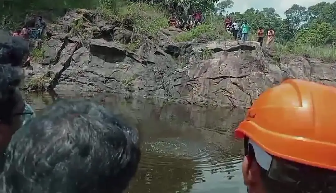 തൃക്കൊടിത്താനത്ത് കുളത്തിൽ വീണ കുട്ടികൾക്കായി തിരച്ചിൽ നടത്തുന്നു