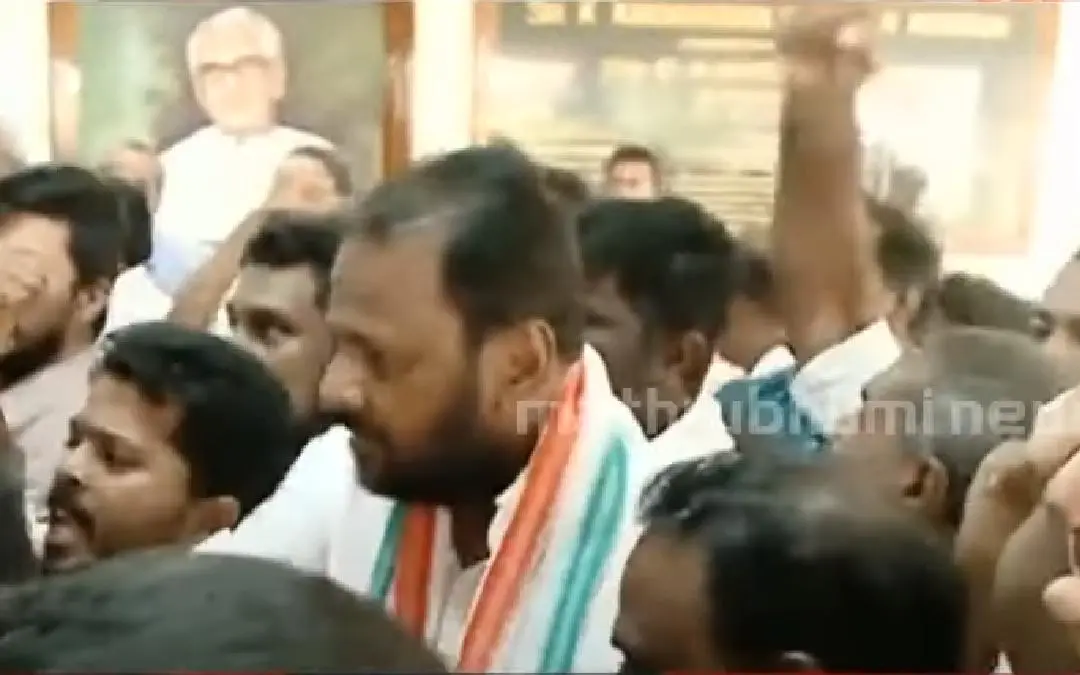 ജോസ് വള്ളൂർ തൃശ്ശൂര് ഡി.സി.സി ഓഫീസിലേക്കെത്തുന്നു| photo: screengrab/mathrubhumi news
