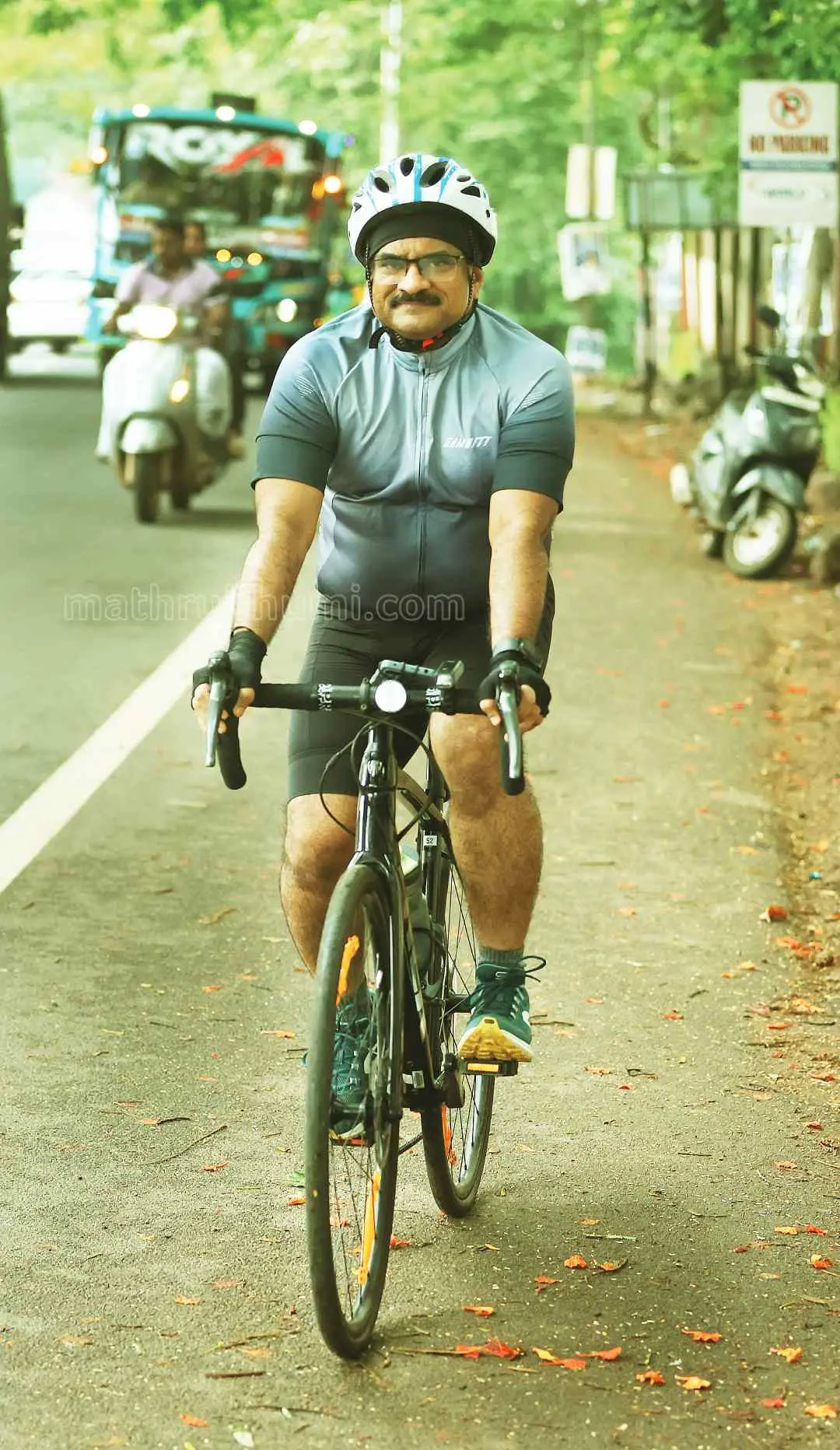 മലപ്പുറം ജില്ലാ കളക്ടര്വി.ആര്. വിനോദ് പ്രഭാത സൈക്കിള് സവാരിക്കിടെ | ഫോട്ടോ: കെ.ബി സതീഷ് കുമാര്