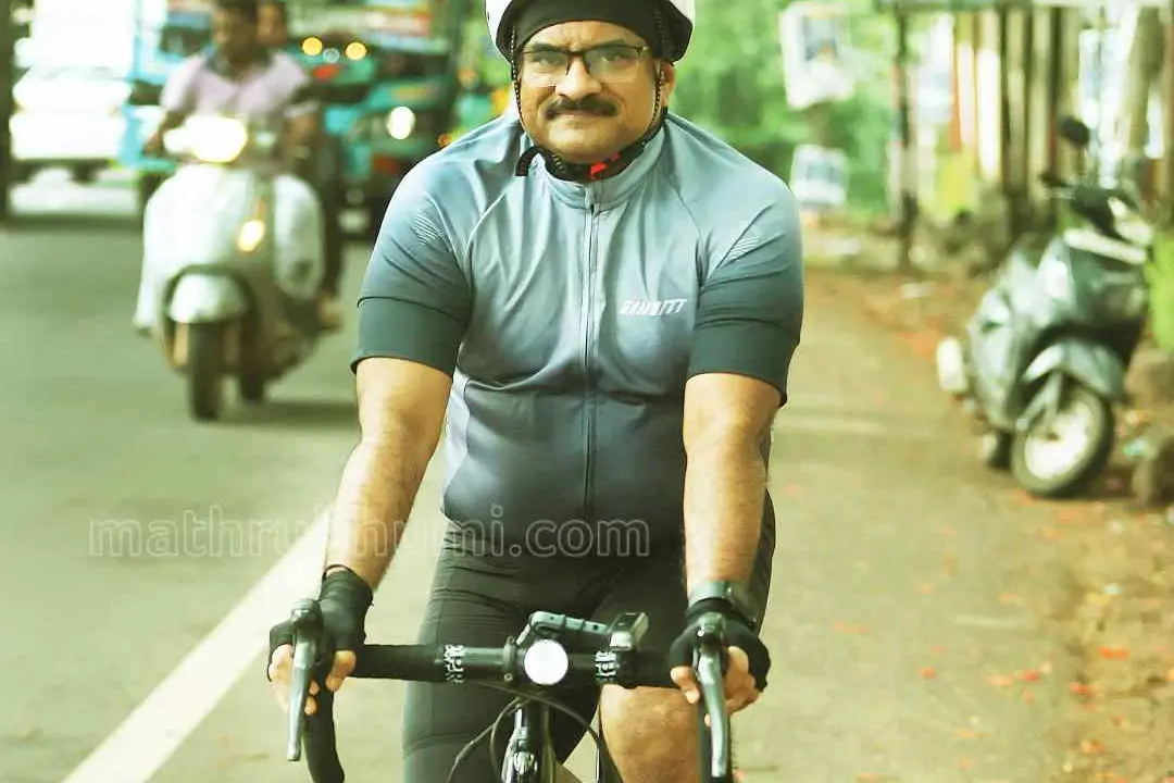 ആരോഗ്യമാണ് എല്ലാം; സൈക്ലിങ് വ്യായാമമാക്കി മലപ്പുറം കളക്ടര് വി.ആര് വിനോദ്