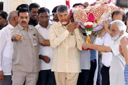 രാമോജി റാവു ഇനി ഓർമ്മ, ശവമഞ്ചം ചുമന്ന് ചന്ദ്രബാബു നായിഡു