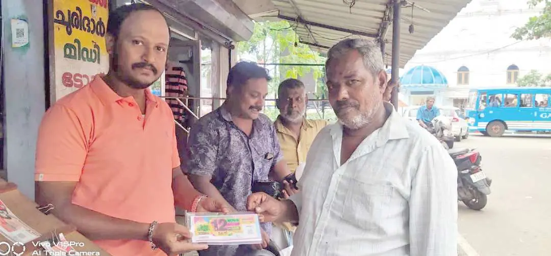 • ലക്ഷം രൂപ സമ്മാനംകിട്ടിയ വിഷുബമ്പർ ടിക്കറ്റ് മോനച്ചന് മാതാ ലോട്ടറി ഏജന്റ് ഡാനിയേൽ ജോർജ് കൈമാറുന്നു