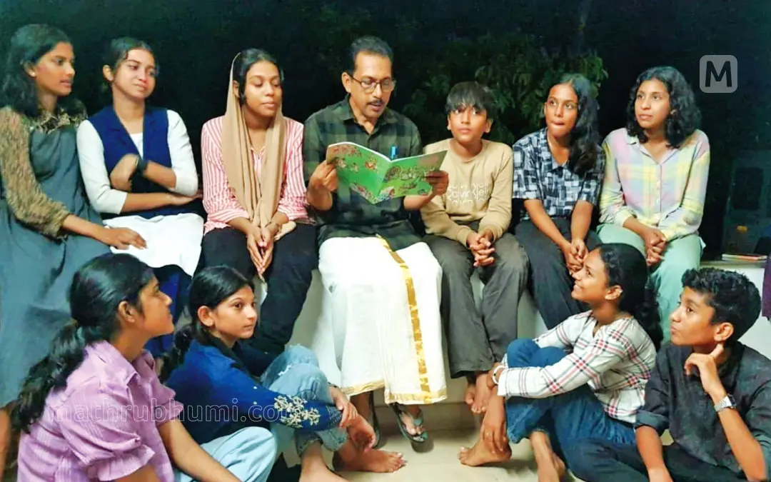 ഒമ്പതാംക്ലാസിലെ മലയാളം പാഠപുസ്തകത്തില് ഉള്പ്പെട്ട സ്വന്തം കവിത കവി വീരാന്കുട്ടി കുട്ടികള്ക്കായി ചൊല്ലുന്നു.