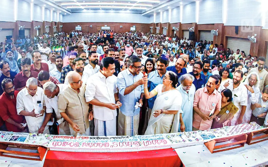 കോഴിക്കോടിനെ യുനെസ്കോ സാഹിത്യനഗരമായി പ്രഖ്യാപിക്കുന്നതിന് എത്തിയ മന്ത്രി എം.ബി. രാജേഷിന് മേയർ ബീനാ ഫിലിപ്പ് കേക്കുമുറിച്ച് നൽകുന്നു. ടി.പി. ദാസൻ, ടി.വി. ബാലൻ, എ. പ്രദീപ്കുമാർ, മന്ത്രി പി.എ. മുഹമ്മദ് റിയാസ്, ഡെപ്യൂട്ടി മേയർ മുസാഫർ അഹമ്മദ്, കൈതപ്രം ദാമോദരൻ നമ്പൂതിരി, തോട്ടത്തിൽ രവീന്ദ്രൻ എം.എൽ.എ., സാവിത്രി ശ്രീധരൻ, എം.പി. രമേശ്, പി.കെ. ഗോപി, ഡോ. കെ. മൊയ്തു തുടങ്ങിയവർ സമീപം.