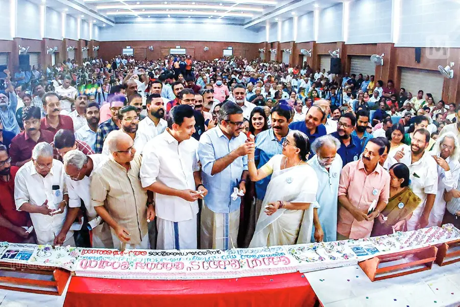 മുഖ്യമന്ത്രിയില്ല, എം.ടി.യുമില്ല; സാഹിത്യനഗരപ്രഖ്യാപനത്തെച്ചൊല്ലി രാഷ്ട്രീയവിവാദം