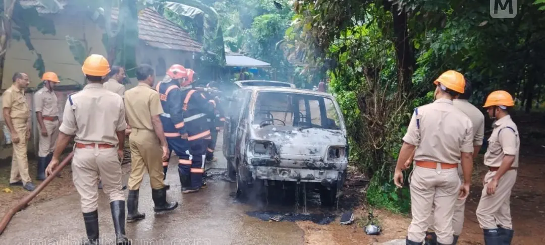 ഫയര് ഫോഴ്സ് തീ അണയ്ക്കുന്നു