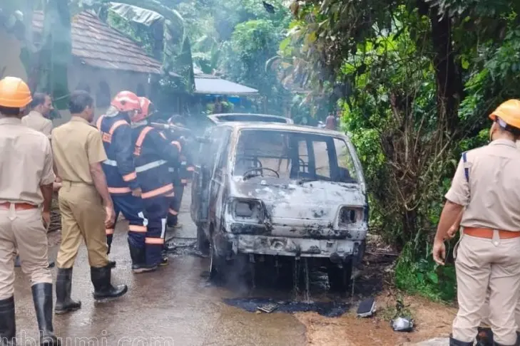 തൃശ്ശൂരില് ഓടിക്കൊണ്ടിരുന്ന വാൻ കത്തിനശിച്ചു; ഡ്രൈവർ അത്ഭുതകരമായി രക്ഷപ്പെട്ടു - VIDEO