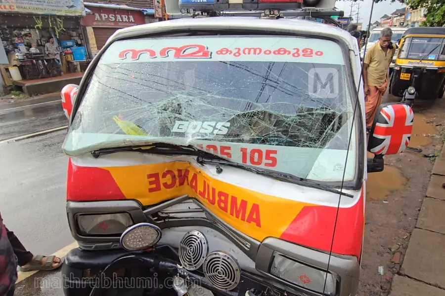 കുന്നംകുളത്ത് ആംബുലന്‍സും ഓട്ടോറിക്ഷയും കൂട്ടിയിടിച്ച് രോഗി മരിച്ചു