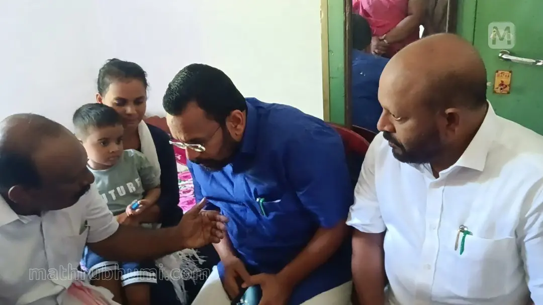 ബിനോയ് തോമസിന്റെ കുടുംബത്തെ മന്ത്രി കെ.രാജൻ സന്ദർശിക്കുന്നു