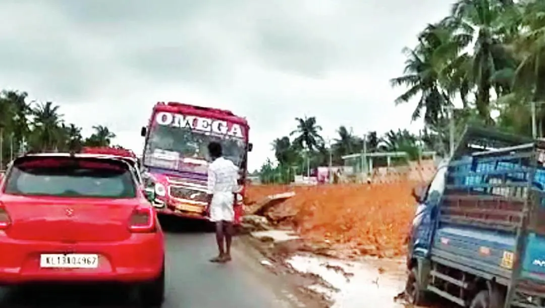 ദേശീയപാതയിലൂടെ കോഴിക്കോട്-കണ്ണൂർ റൂട്ടിൽ സർവീസ് നടത്തുന്ന 'ഒമേഗ' ബസ് വൺവേ തെറ്റിച്ച് പോകുന്നു.